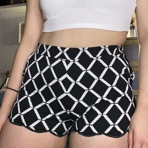 GEOMETRIC PATTERN BLACK AND WHITE SHORTS